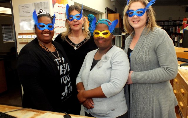 Vlnr is Ronette Dreyer, Sharman Geldenhuys, Bussiswe Mtatase en Edna van der Linde met hulle maskers nÃ¡ hul deelname aan Loslitdag